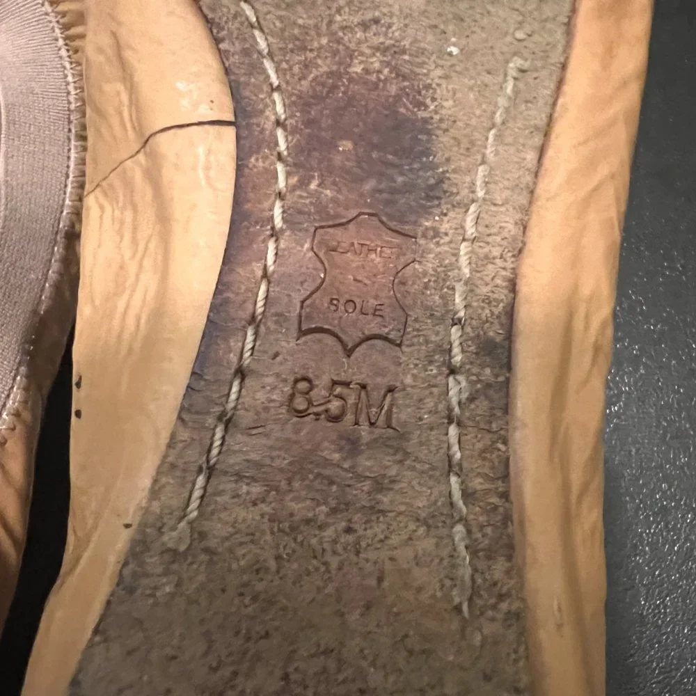 Tory Burch size 8.5 carolina ballerina flat shoes patent round toe stretch tan